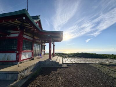 箱根元宮を照らす光