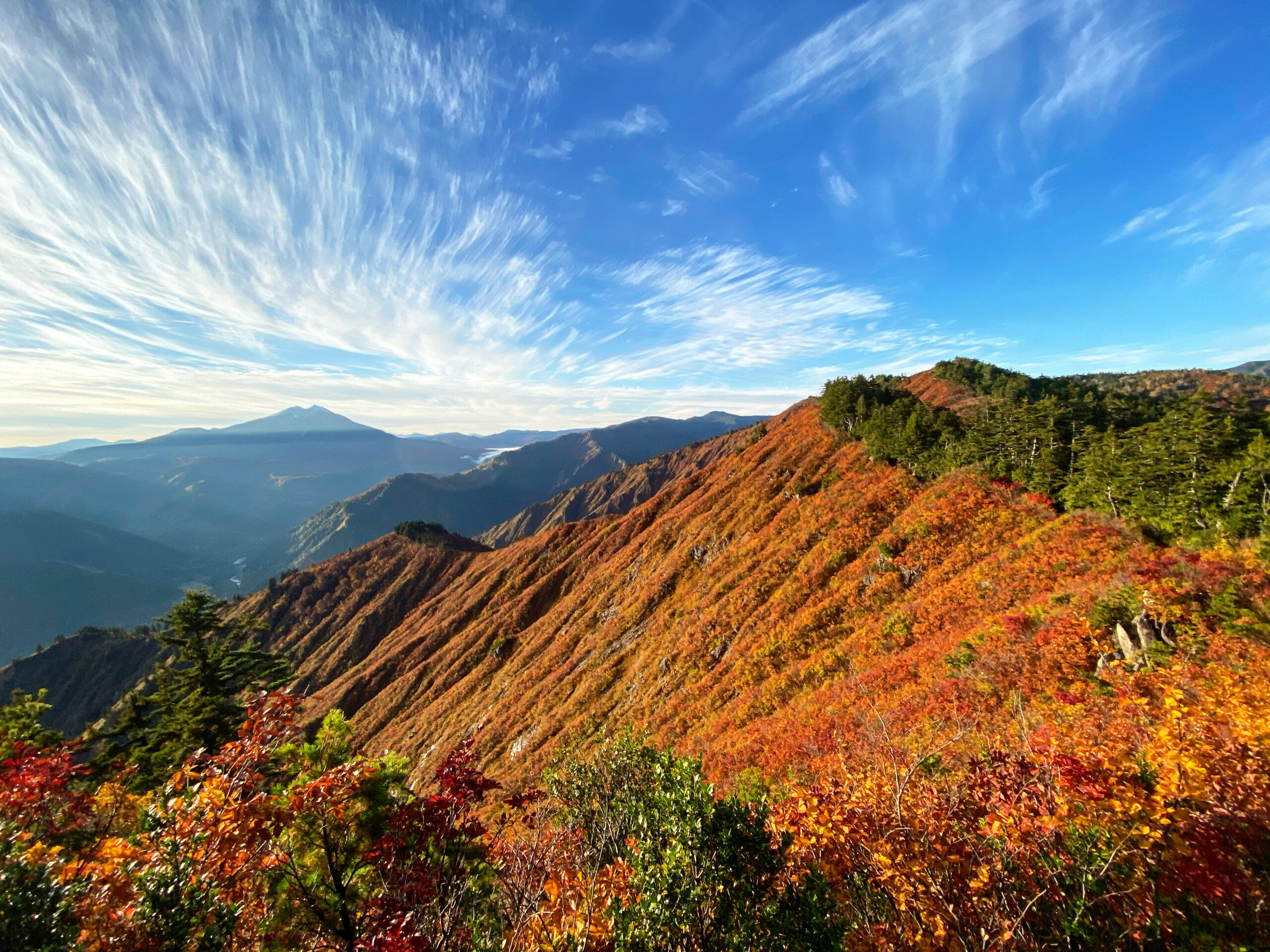 下台倉山に落ちた太陽（平ヶ岳）