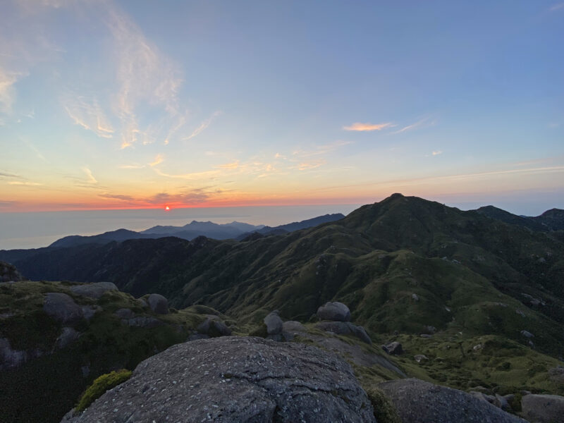 朝が訪れる宮之浦岳