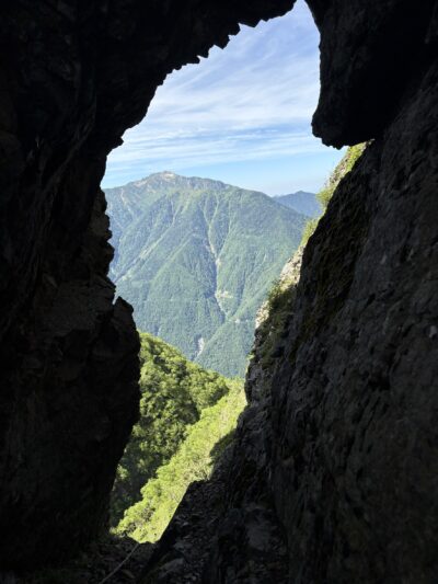 天に開く鹿窓