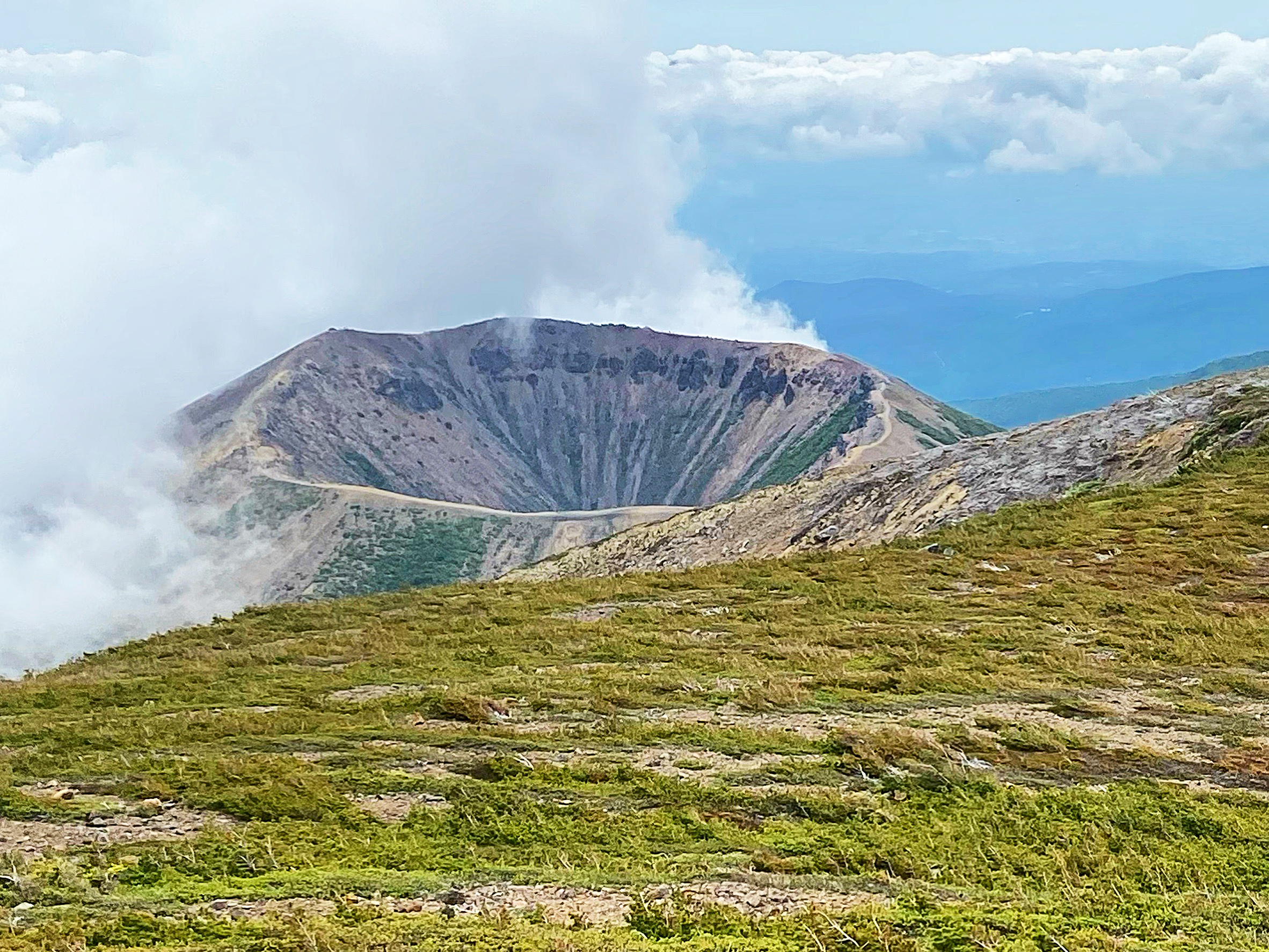 月のクレーターのような吾妻小富士